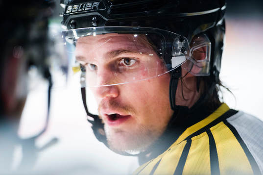 Brynäs Oscar Eklund i diskussion med en lagkamrat