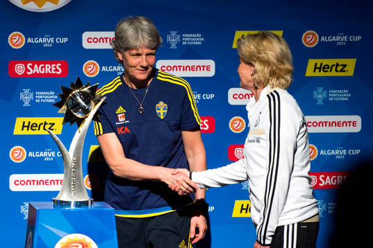 Sveriges förbundskapten Pia Sundhage tar i hand med