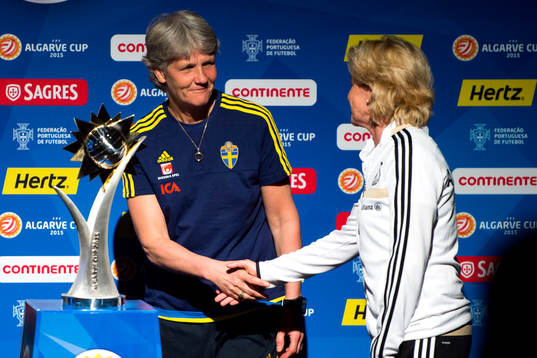 Sveriges förbundskapten Pia Sundhage tar i hand med
