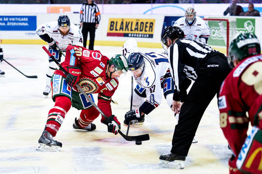Frölundas Joel Lundqvist tekar mot Linköpings Henrik