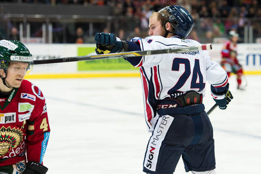 Linköpings Fredric Andersson kastar klubban