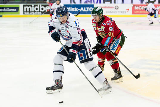 Linköpings Carl Dahlström går förbi Frölundas Mathis