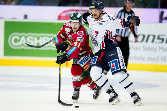 Frölundas Mathis Olimb går förbi Johannes Salmonsson