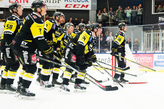 Västerås spelare jublar med publiken