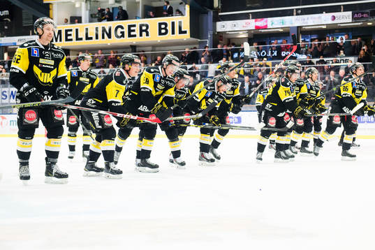 Västerås spelare jublar med publiken