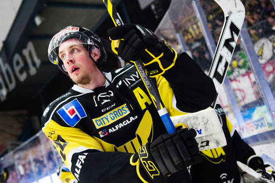 Västerås Johan Jonsson jublar med publiken