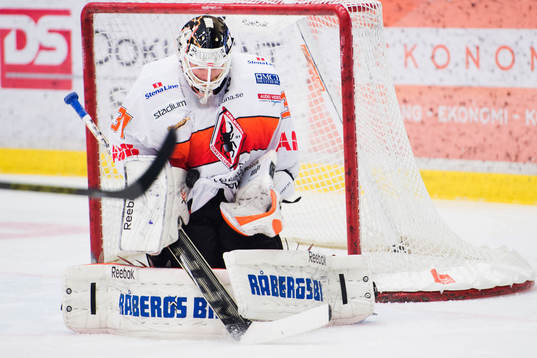 Karlskronas målvakt Patrick Galbraith gör en räddning