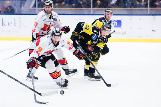 Västerås Jonas Emmerdahl med Karlskronas Vyacheslav