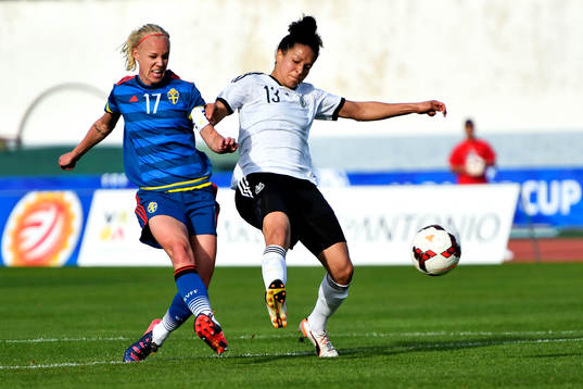 Sveriges Caroline Seger vinner en duell mot Tysklands Celia