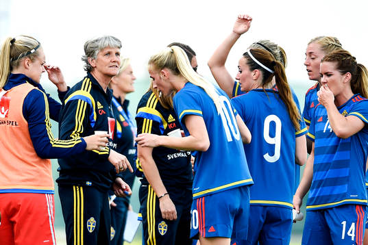 Sveriges förbundskapten Pia Sundhage coachar