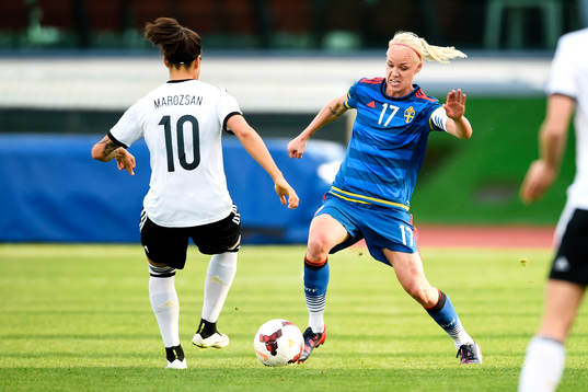 Tysklands Dzsenifer Marozsan och Sveriges Caroline Seger