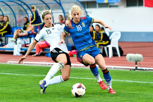 Tysklands Kathrin Hendrich och Sveriges Sofia Jakobsson