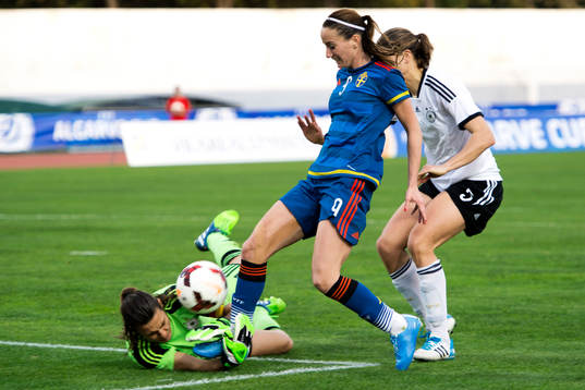 Sandvikens Kosovare Asllani oroar framför Tysklands