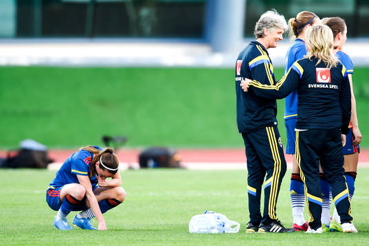 Sveriges Kosovare Asllani ser ut att ha ont bakom ryggen
