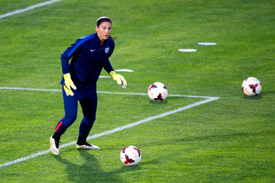 s målvakt Hope Solo värmer upp innan en fotbollsmatch i