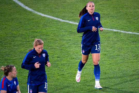 s Alex Morgan värmer upp innan en fotbollsmatch i Algarve