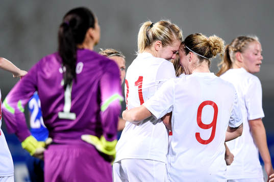 Norges Ada S. Hegerberg och Isabell Herlovsen jublar och