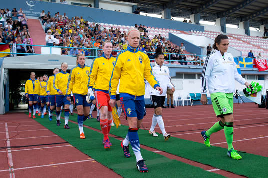 Lagen går in till planen innan en fotbollsmatch i Algarve