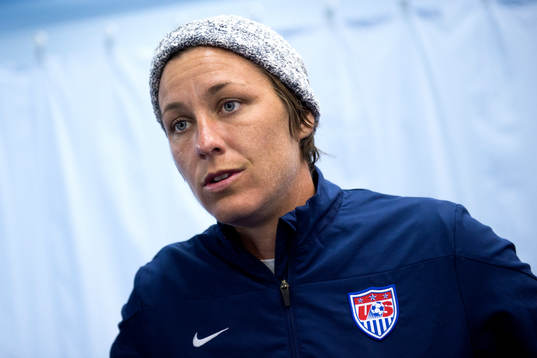 s Abby Wambach blir intervjuad