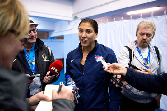 s målvakt Hope Solo blir intervjuad