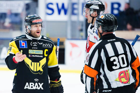 Västerås Per Helmersson ropar på domare Johan Häll