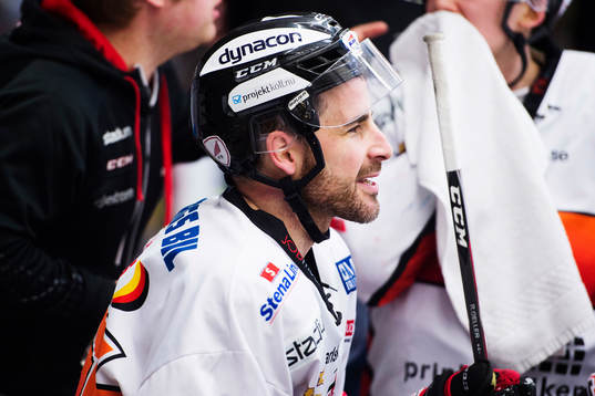 Karlskronas Russel Moyer ler i båset