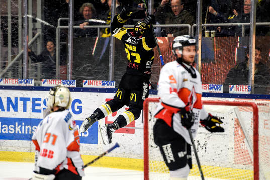 Västerås Dustin Johner jublar