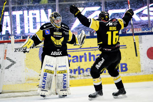 Västerås målvakt Jonatan Bjurö och Jonte Berg jublar