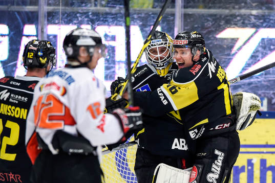 Västerås målvakt Jonatan Bjurö och Jonte Berg jublar