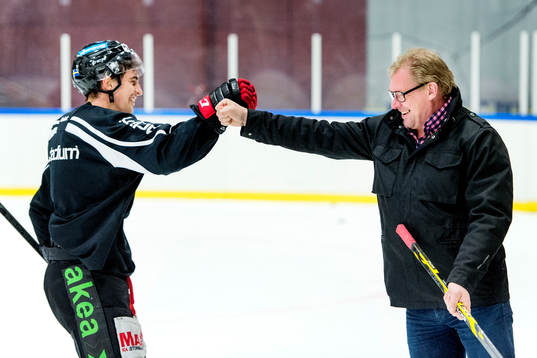 Malmö Redhawks sportchef Patrik Sylvegård jublar med Nils