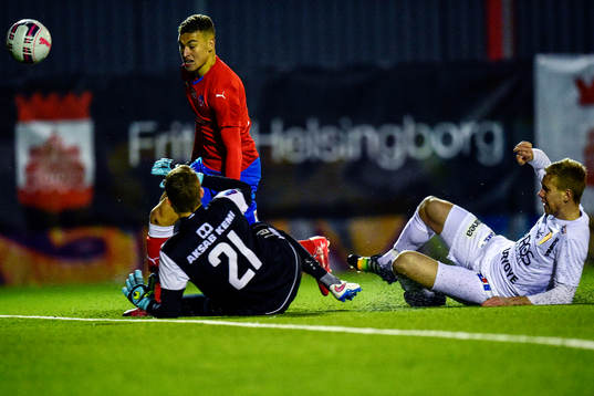 Helsingborgs Jordan Larsson får nästan in bollen bakom