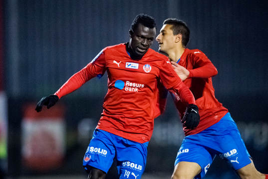 Helsingborgs Lalawélé Atakora firar med Mohamed Ramadan