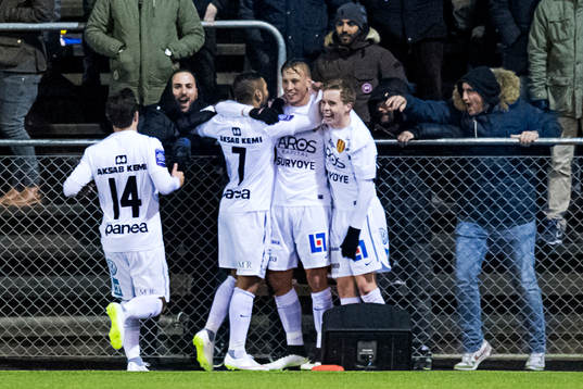Syrianskas Sonny Karlsson (mitten) kramas om av Saman
