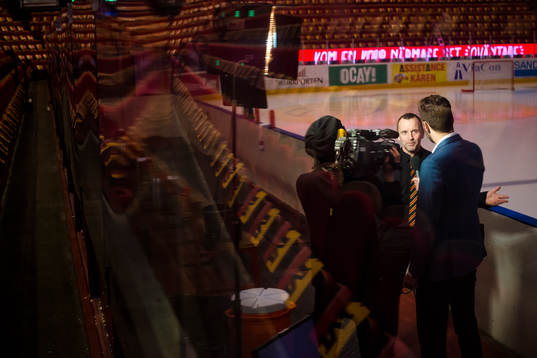 Brynäs tränare Thomas Berglund blir intervjuad utav Cmore