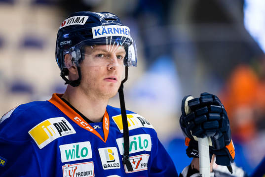 Växjös Nick Johnson värmer upp ishockeymatchen i SHL