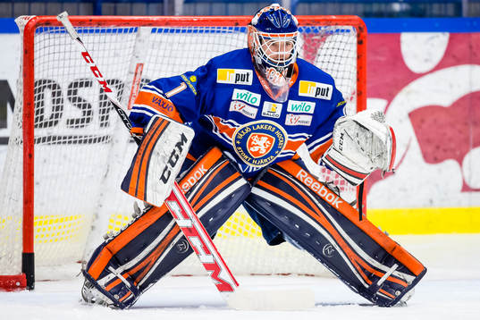 Växjös målvakt Thomas Lillie värmer upp