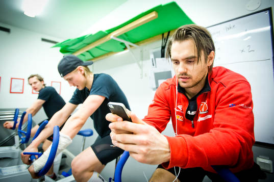 Örebros Martin Johansson värmer upp på träningscykel