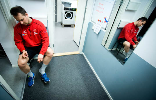 Örebros målvakt Julius Hudacek laddar