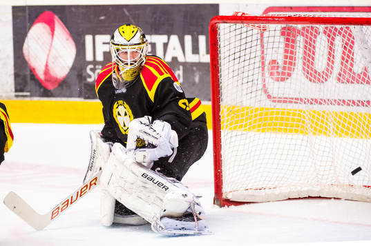 målvakt Bernhard Starkbaum släpper in 0-1 till Modos