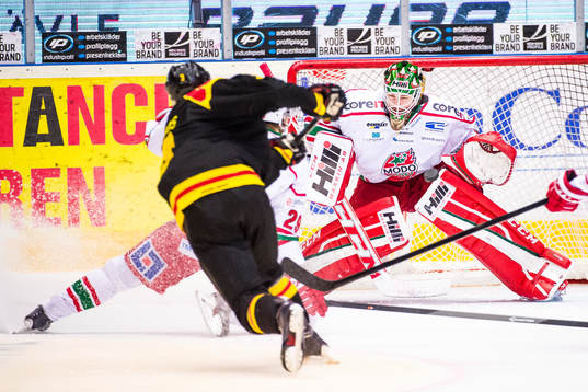 Brynäs Christian Djoos avlossar skott mot Linus Ullmark,