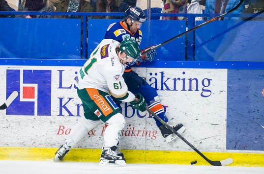 Färjestads Daniel Gunnarsson tacklar Växjös Tomi Kallio