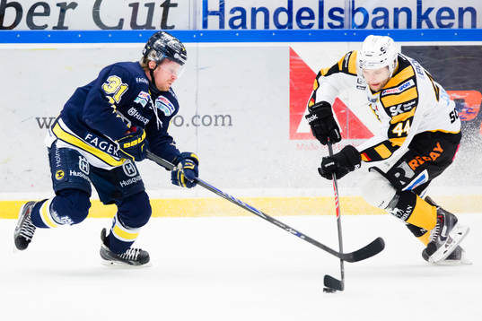 s Mattias Tedenby mot Skellefteås Rob Schremp