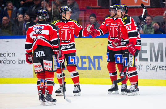 Örebros Johan Adolfsson gör 4-2 och jublar med Ville