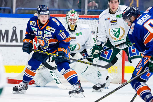 Växjös Tuomas Kiiskinen oroar framför Färjestads mål