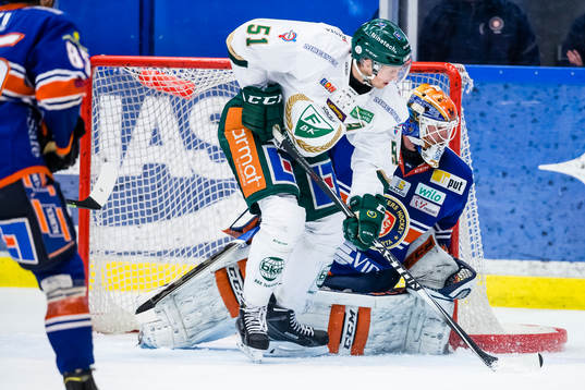 Färjestads Rickard Wallin oroar framför Växjös målvakt