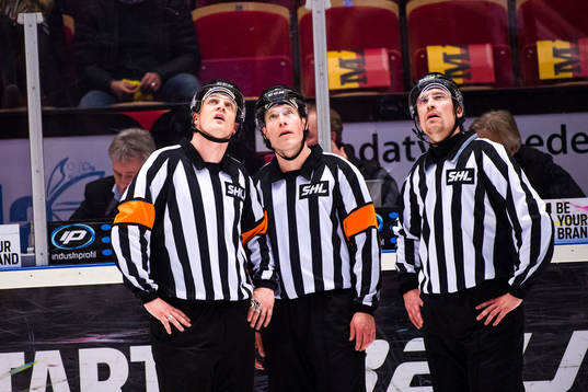 Matchens domare Tobias Björk, Mikael Nord och linjedomaren