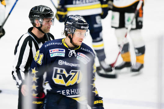 s Andreas Jämtin visas till utvisningsbåset