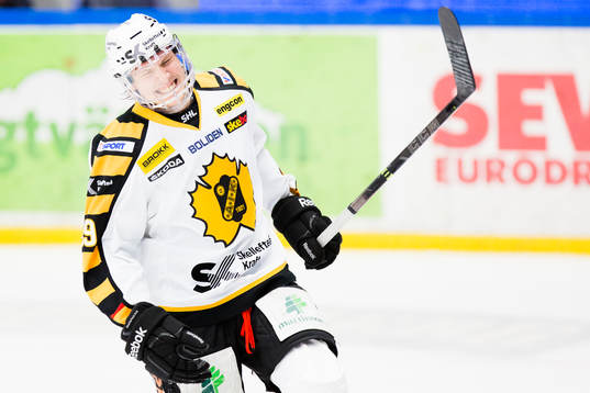 Skellefteås Oskar Sundqvist grimaserar när han åker mot