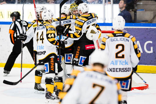 Skellefteås klappar om målvakten målvakt Erik Hanses