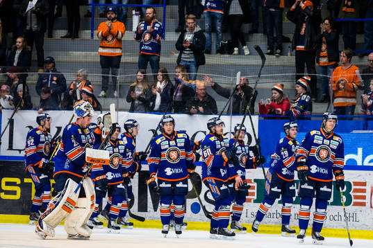Växjös spelare firar framför fansen